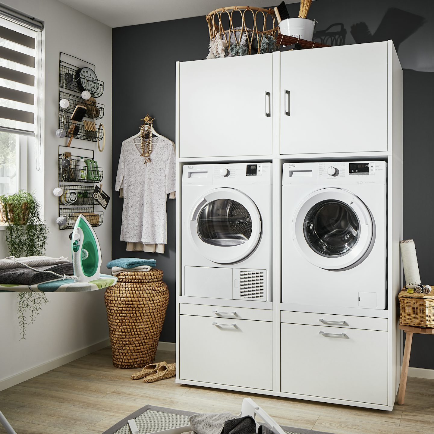 Hier een extra idee voor het inrichten van je washok waarbij je wasmachine en droger veilig zijn opgeborgen in een witte wasmachine kast. Zo plaats je eenvoudig de wasmachine of droger op hoogte.